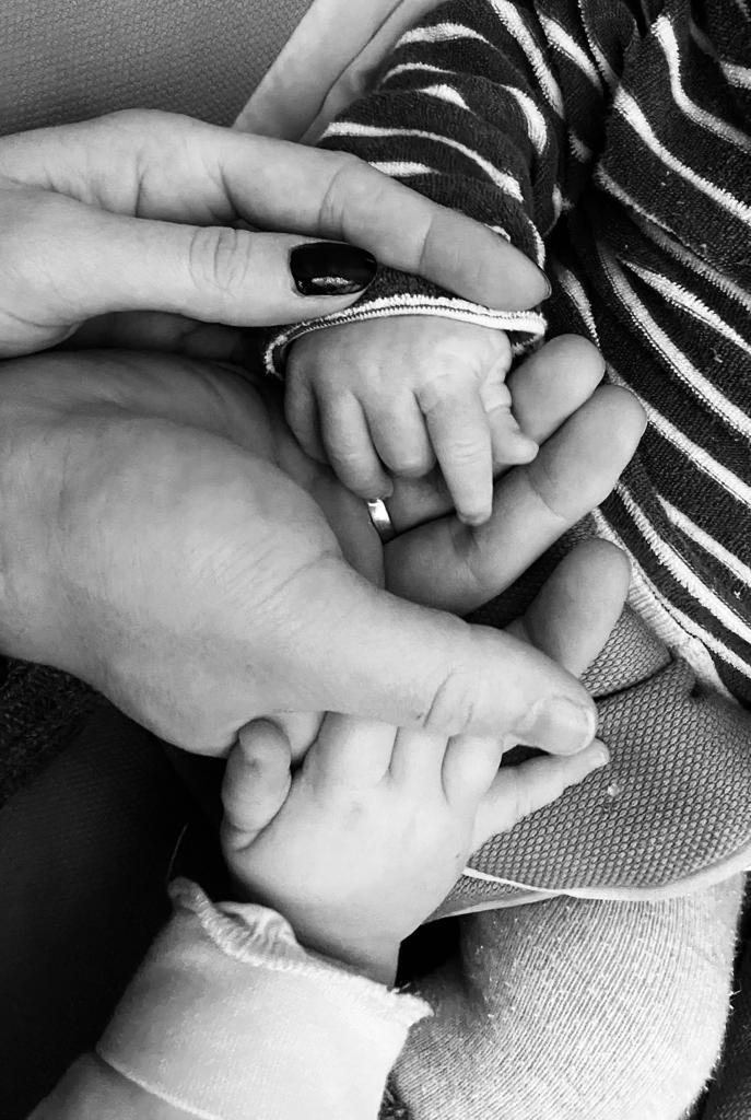 Eltern und Kinderhände